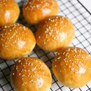 FC1002 – Bray Seeded Brioche Bun Sliced 88g x 48