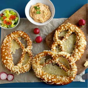 CC85530 – Giant Cheese Pretzel 150g x 16